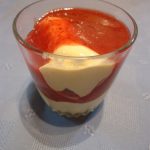 Sorvete de banana com calda de morango