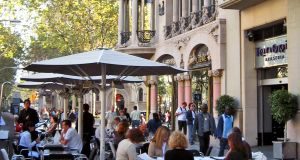 Pessoas gastam menos de 40 minutos por dia para comer