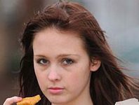 Jovem inglesa de 17 anos está entre a vida e a morte por só comer fast food