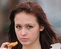 Jovem inglesa de 17 anos está entre a vida e a morte por só comer fast food