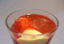 Sorvete de banana com calda de morango