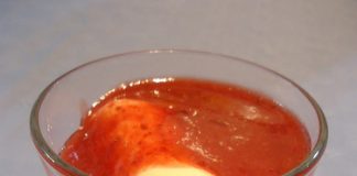 Sorvete de banana com calda de morango