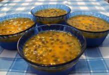 Tacinhas de creme de painço com calda de maracujá