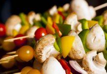 É possível ser o único vegetariano da casa? Como preparar os alimentos e lidar com a família?