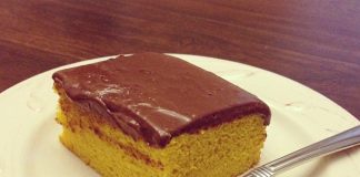 Bolo de cenoura vegano com cobertura de alfarroba